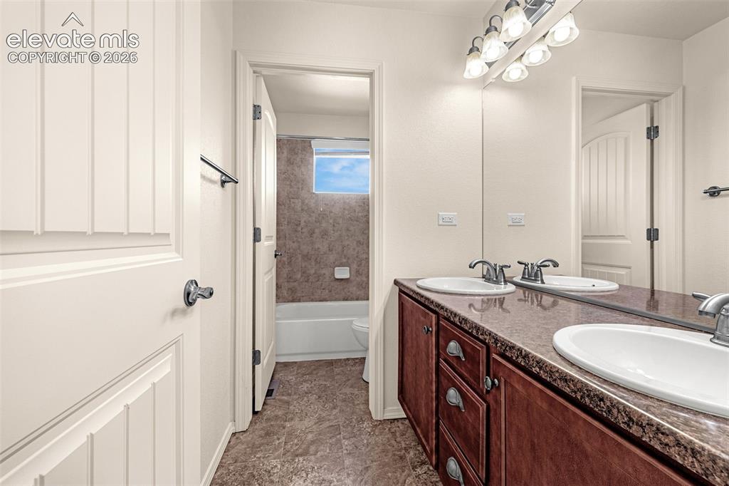 Image 18 of 50: Bathroom