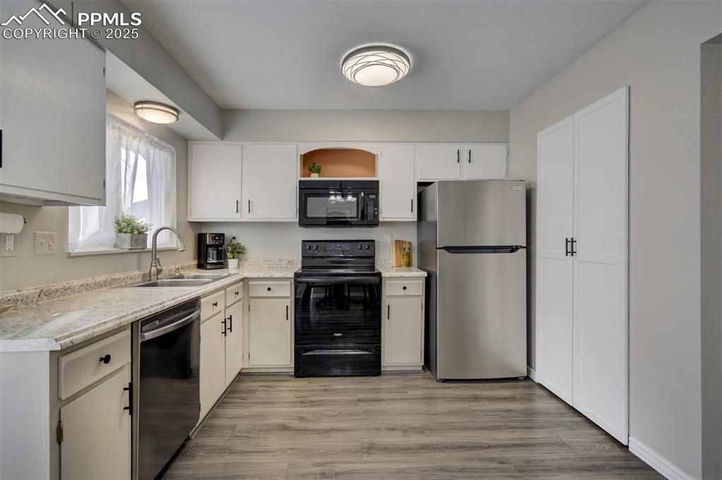 Image 10 of 23: Kitchen