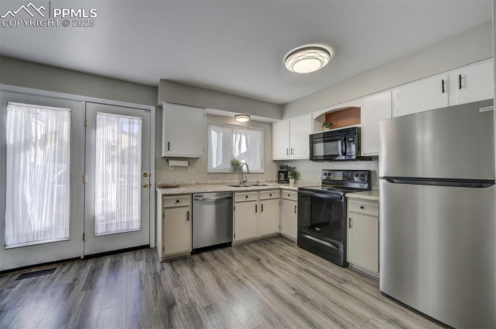 Image 11 of 23: Kitchen