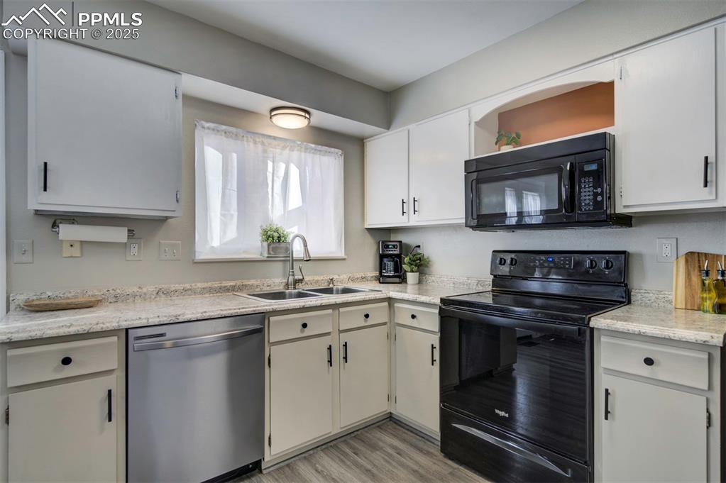 Image 12 of 23: Kitchen