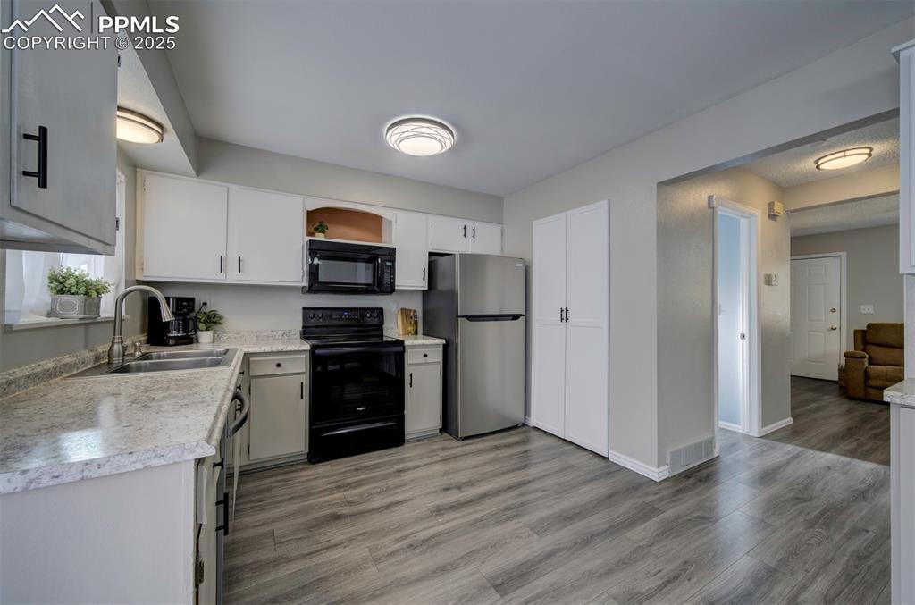 Image 13 of 23: Kitchen