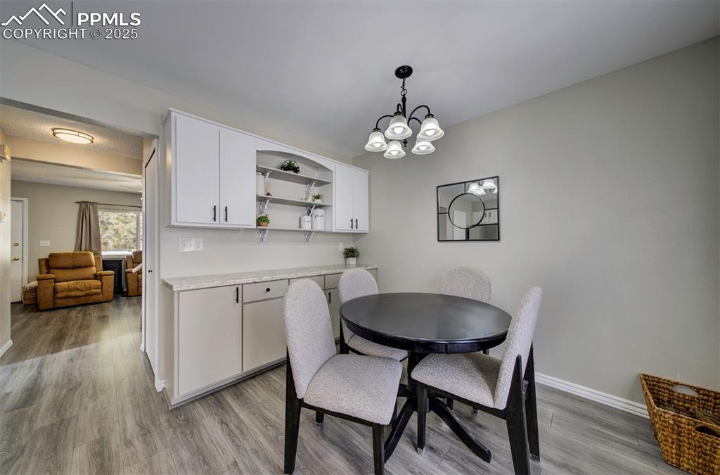 Image 14 of 23: Dining Area