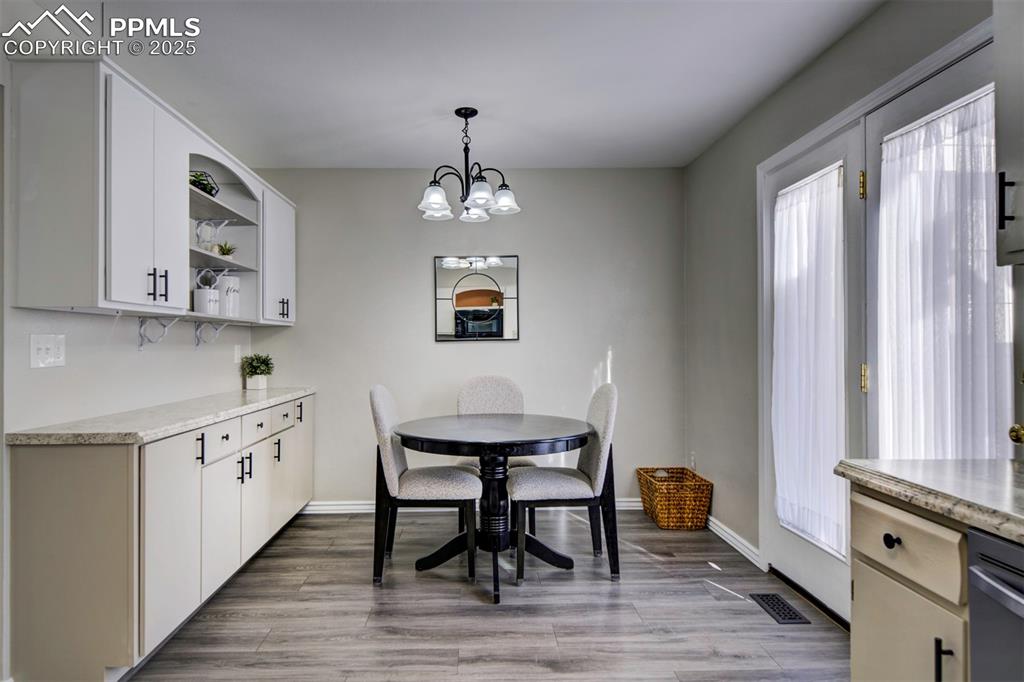 Image 15 of 23: Dining Area