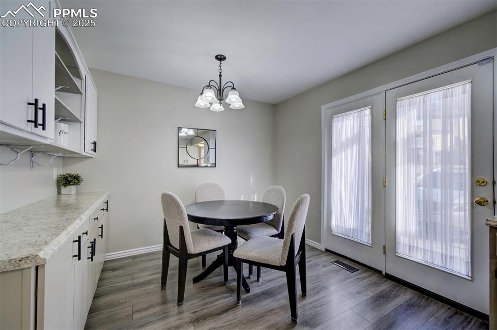 Image 16 of 23: Dining Area