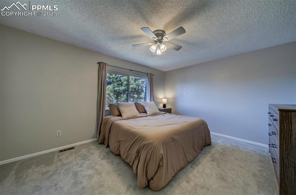 Image 18 of 23: Bedroom