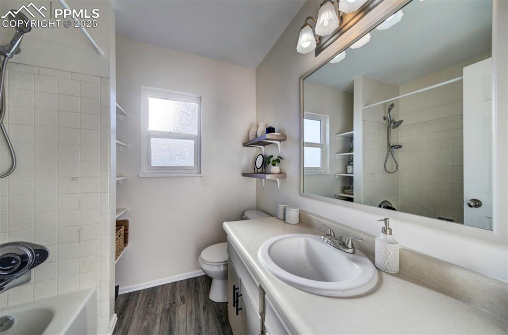 Image 22 of 23: Bathroom