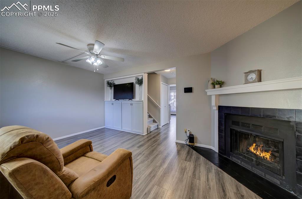 Image 5 of 23: Living Room