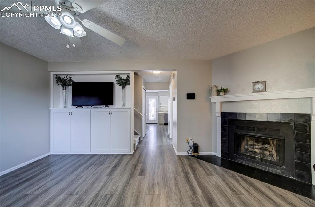 Image 9 of 23: Living Room