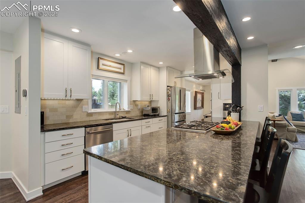 Image 14 of 43: Kitchen