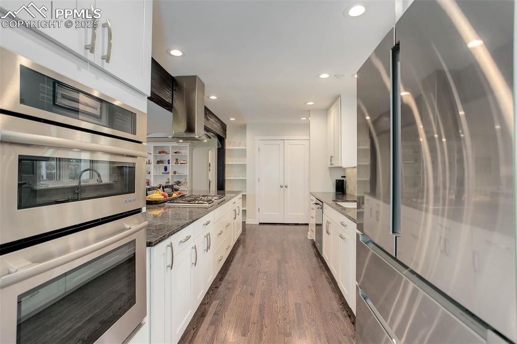 Image 15 of 43: Kitchen