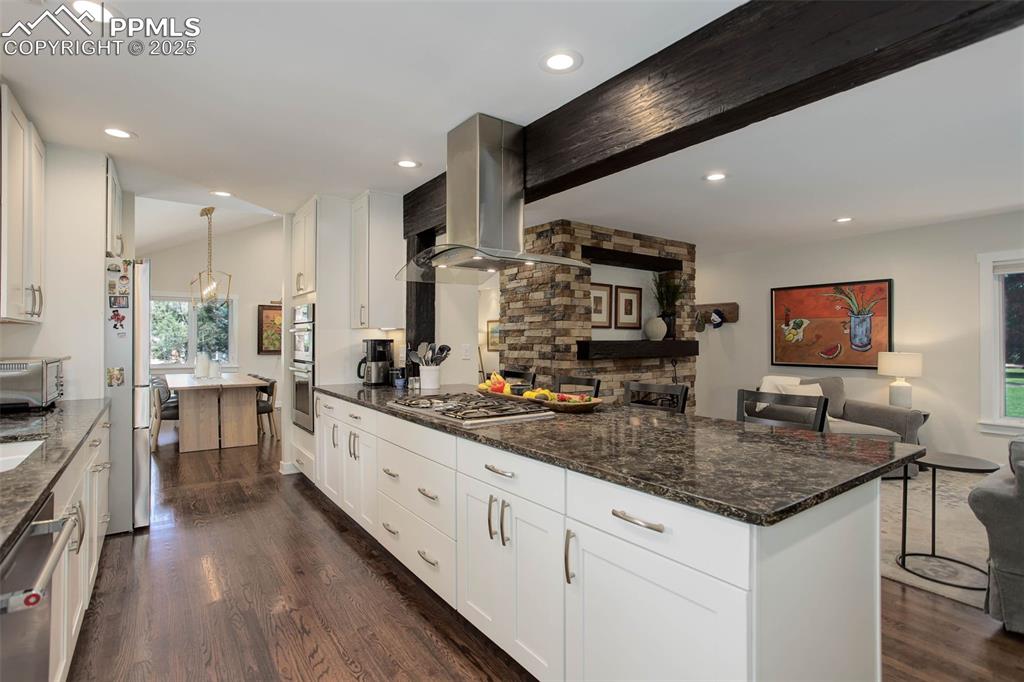 Image 16 of 43: Kitchen