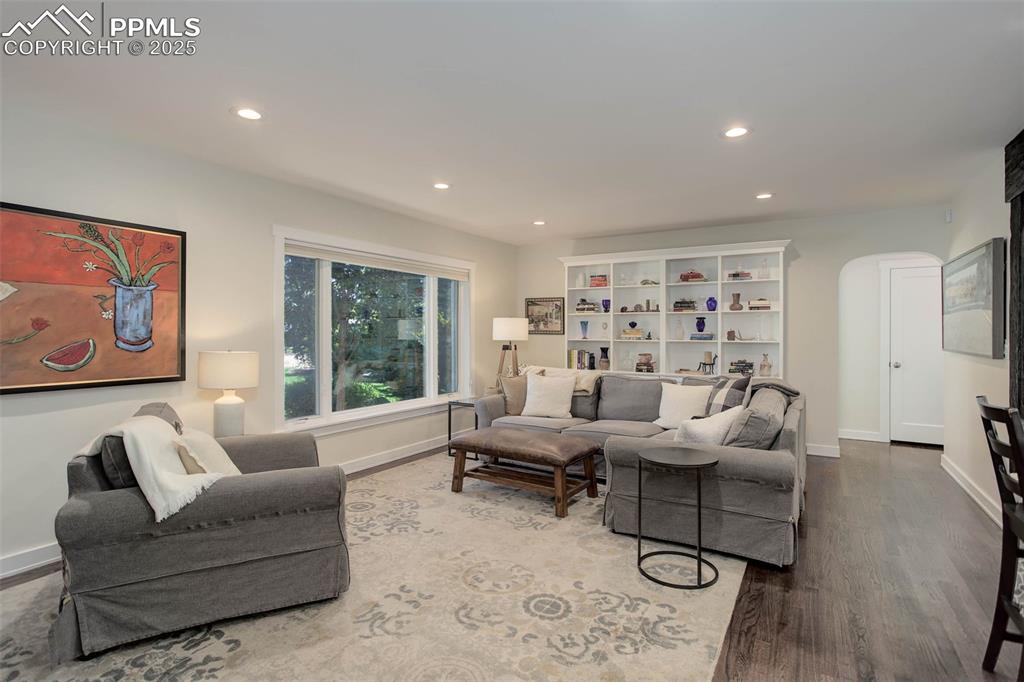 Image 19 of 43: Living Room
