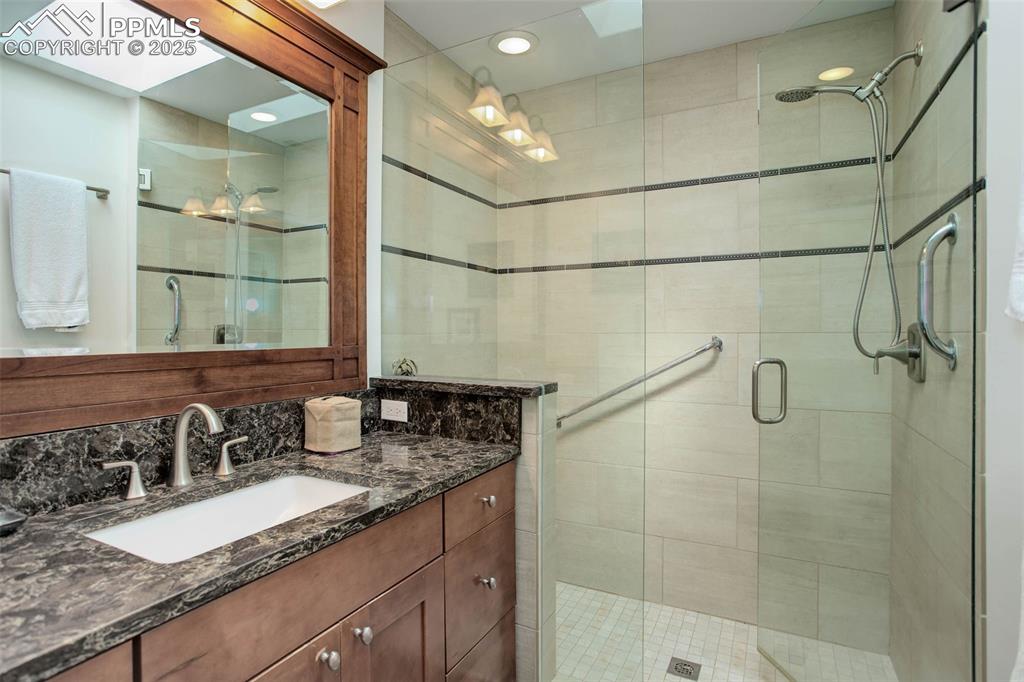 Image 25 of 43: Bathroom