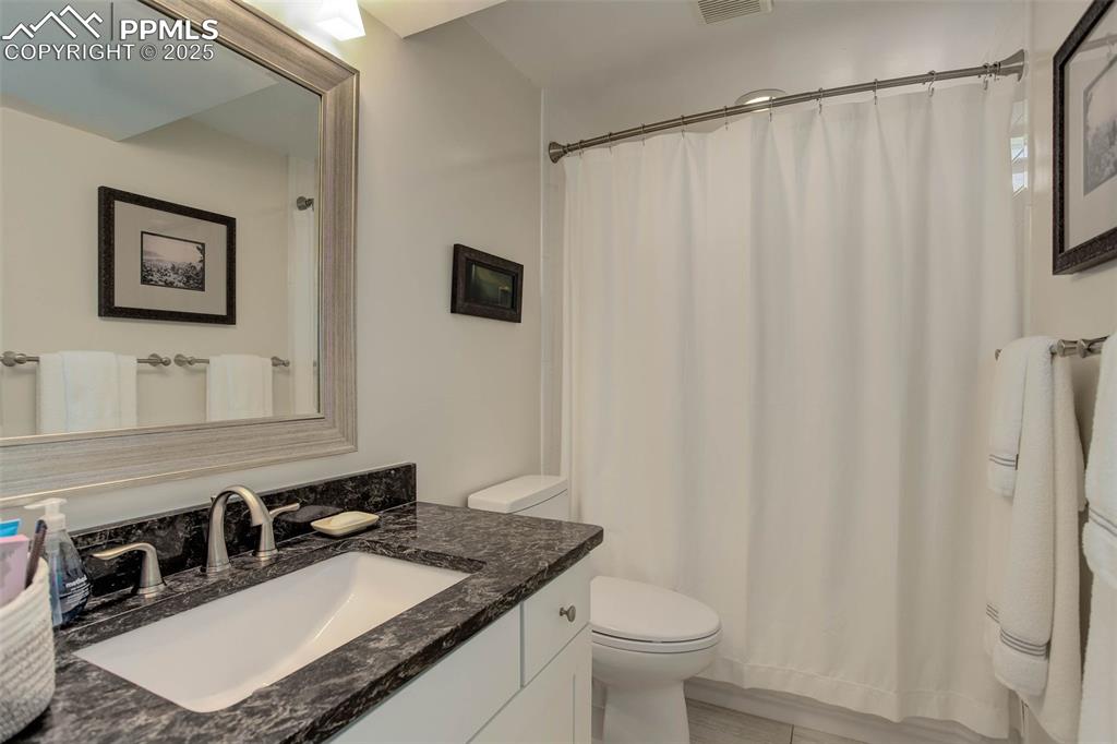 Image 28 of 43: Bathroom