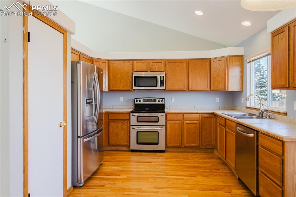 Image 13 of 33: Kitchen