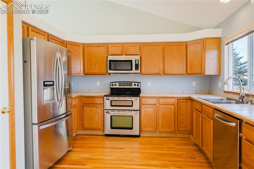 Image 15 of 33: Kitchen