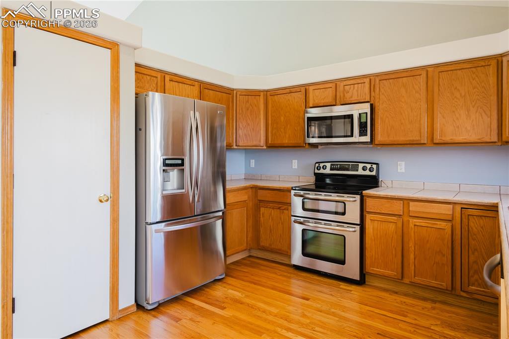 Image 16 of 33: Kitchen