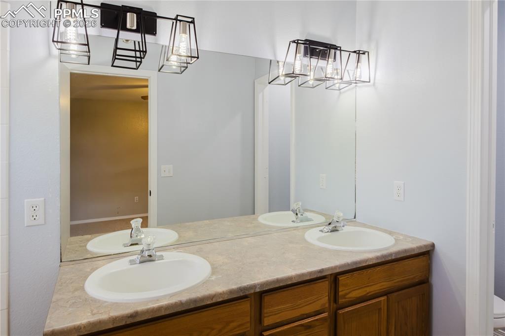 Image 20 of 33: Bathroom