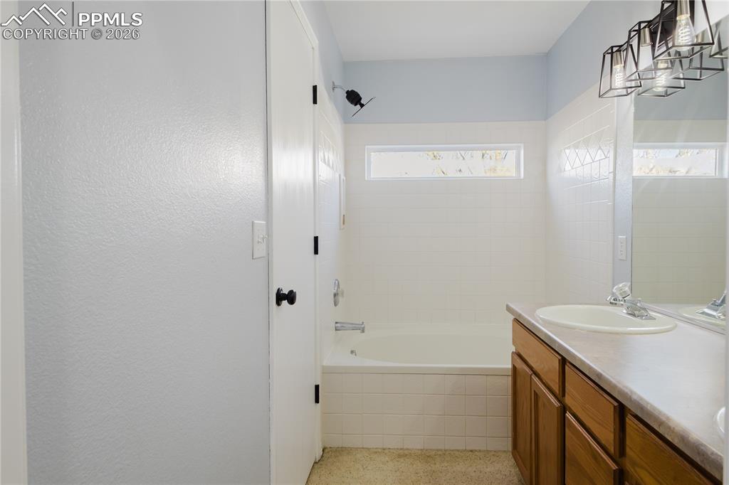 Image 21 of 33: Bathroom