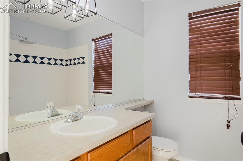 Image 23 of 33: Bathroom