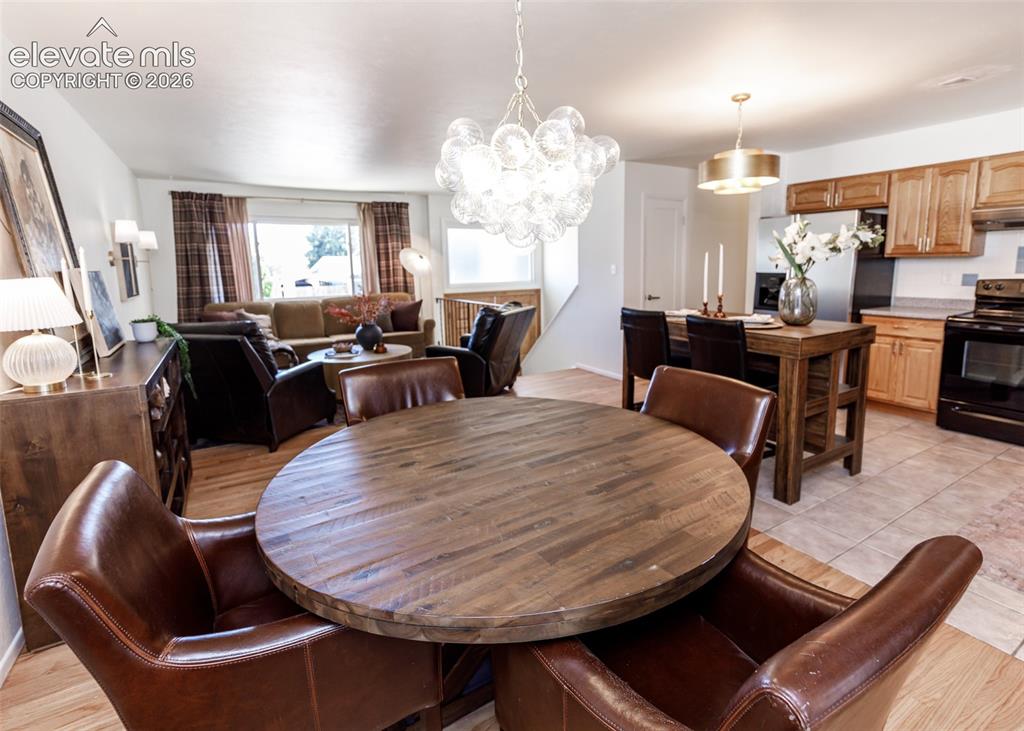 Image 14 of 48: Dining Area