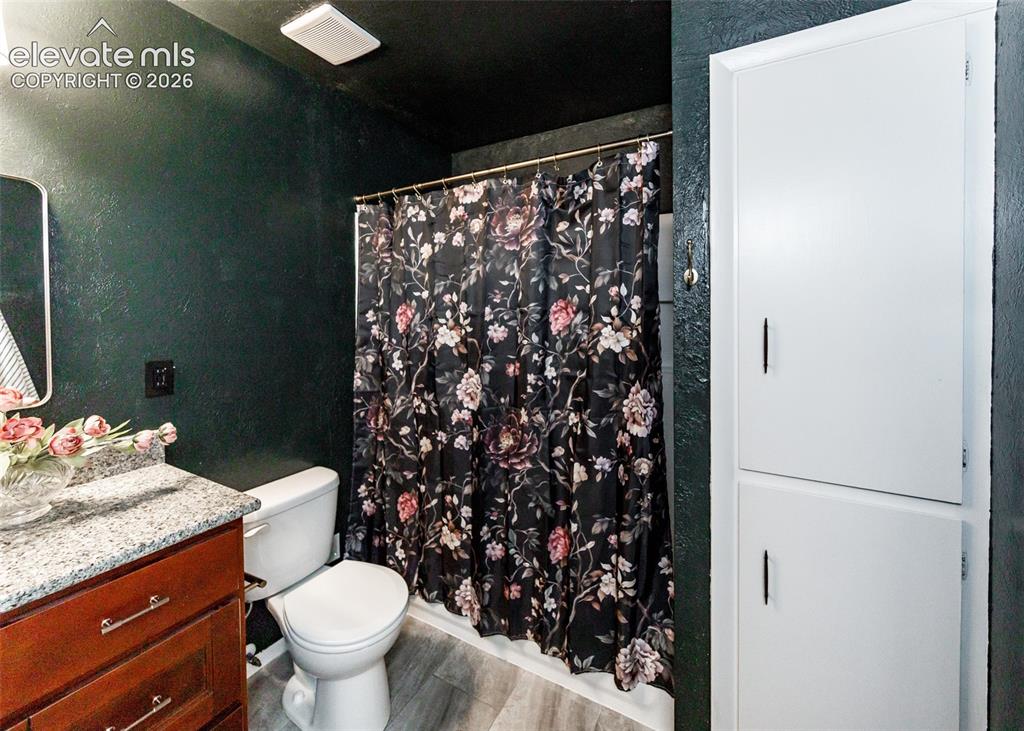 Image 33 of 48: Bathroom