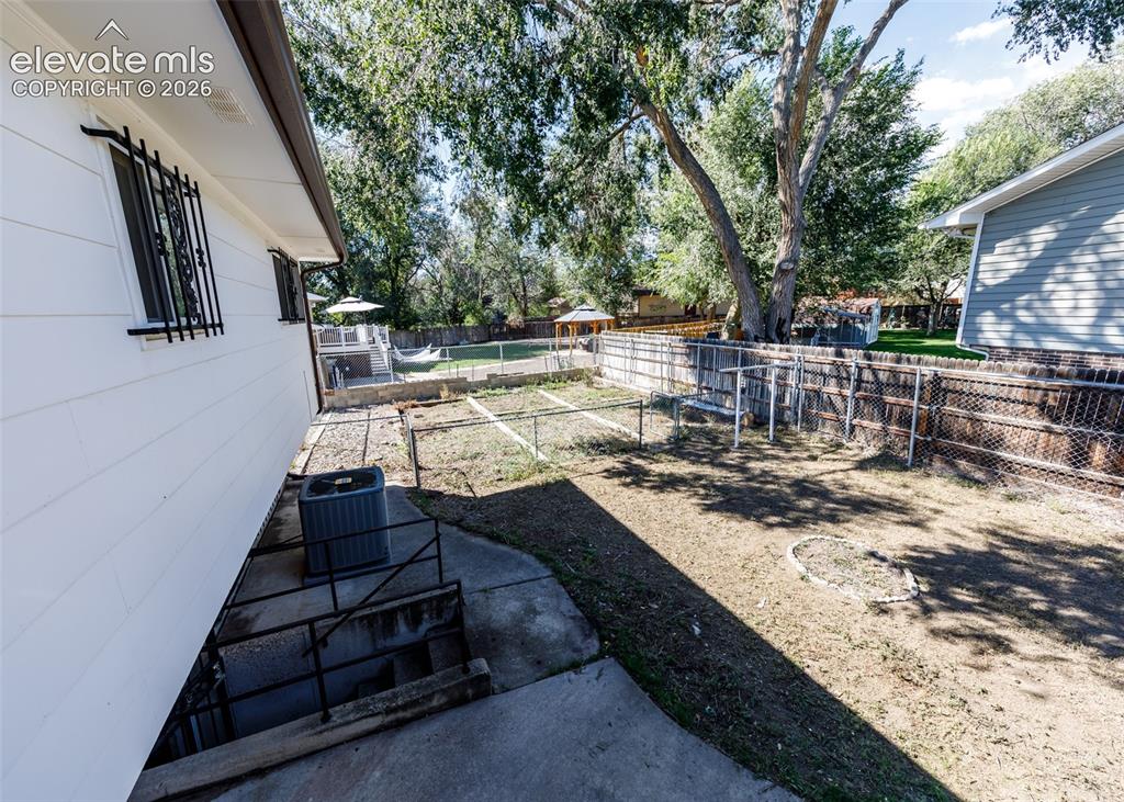 Image 45 of 48: Yard