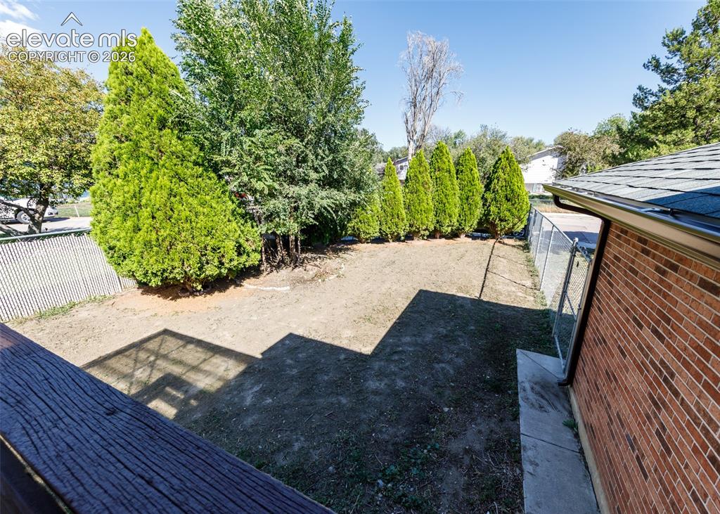 Image 46 of 48: Yard