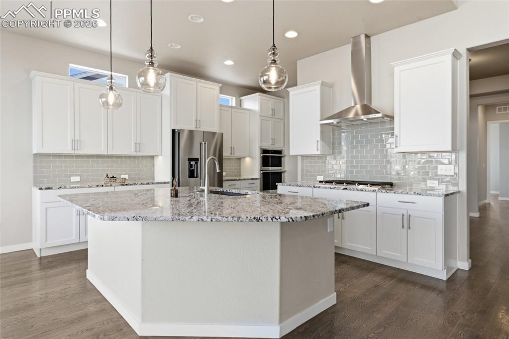 Image 10 of 50: Kitchen