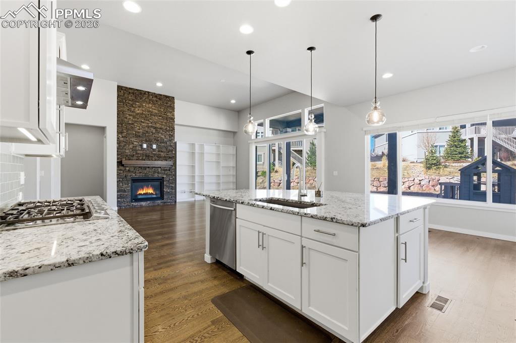 Image 12 of 50: Kitchen