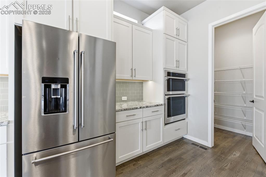 Image 13 of 50: Kitchen