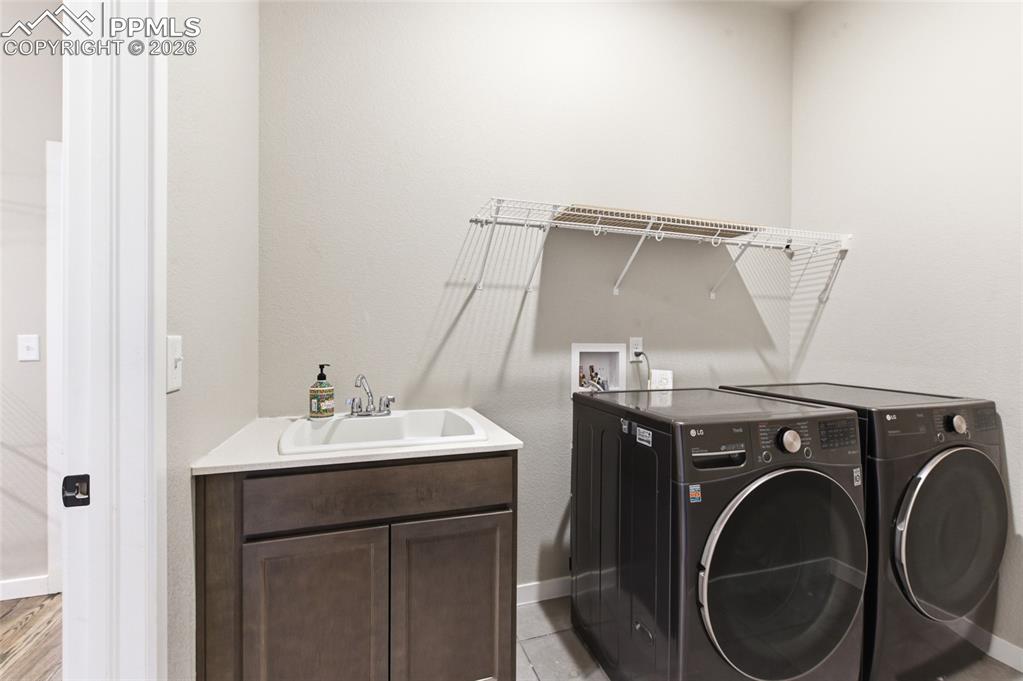 Image 23 of 50: Laundry