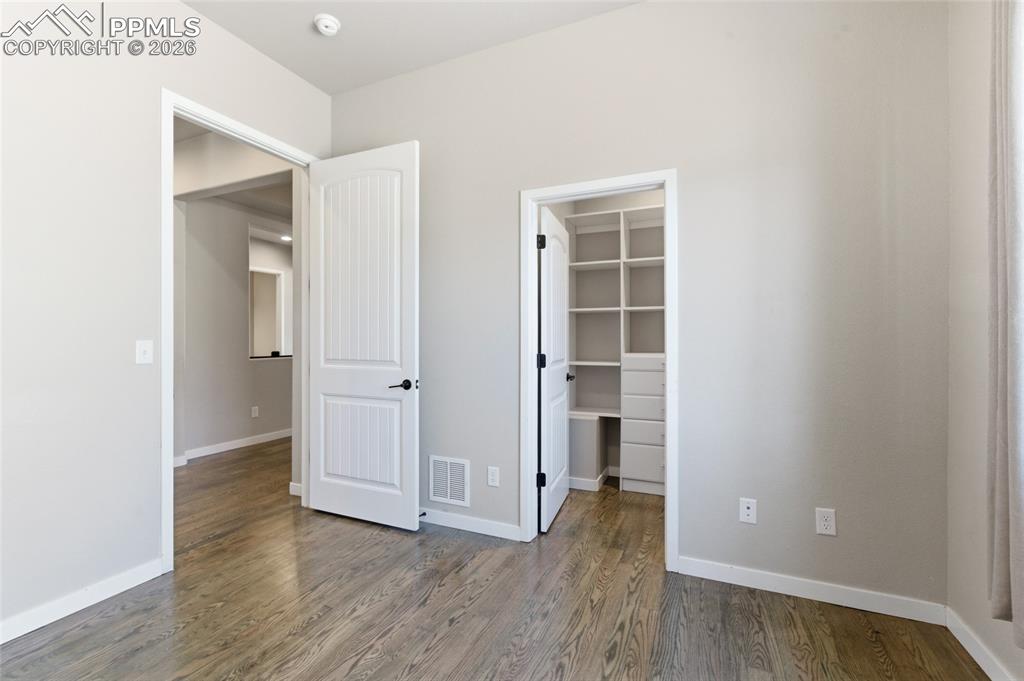 Image 25 of 50: Bedroom