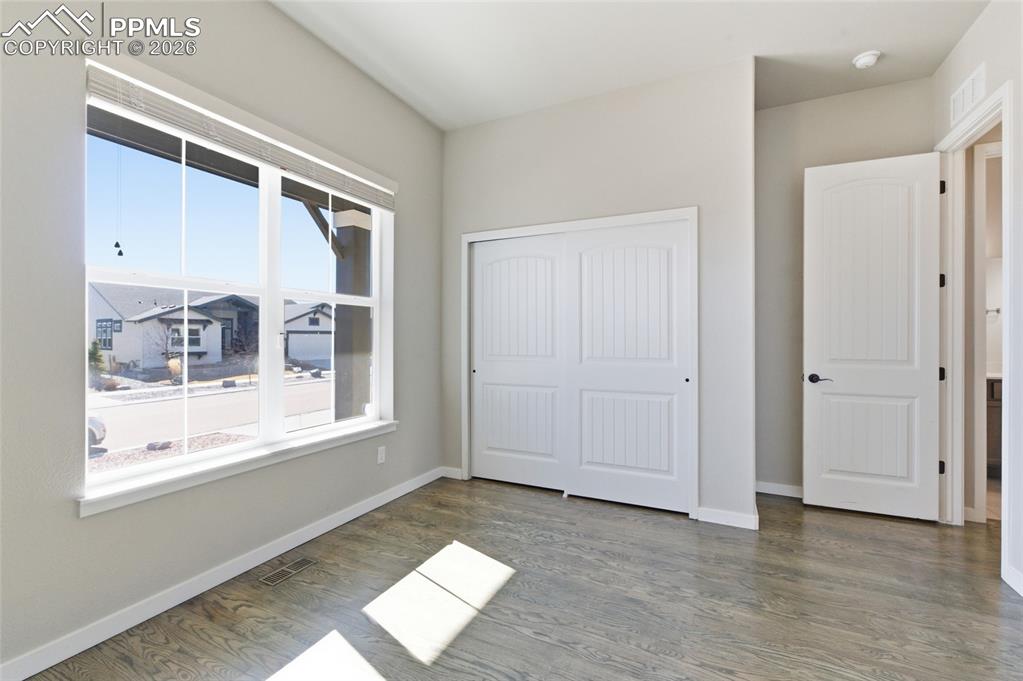 Image 27 of 50: Bedroom