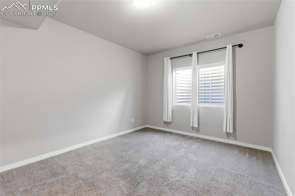 Image 34 of 50: Bedroom