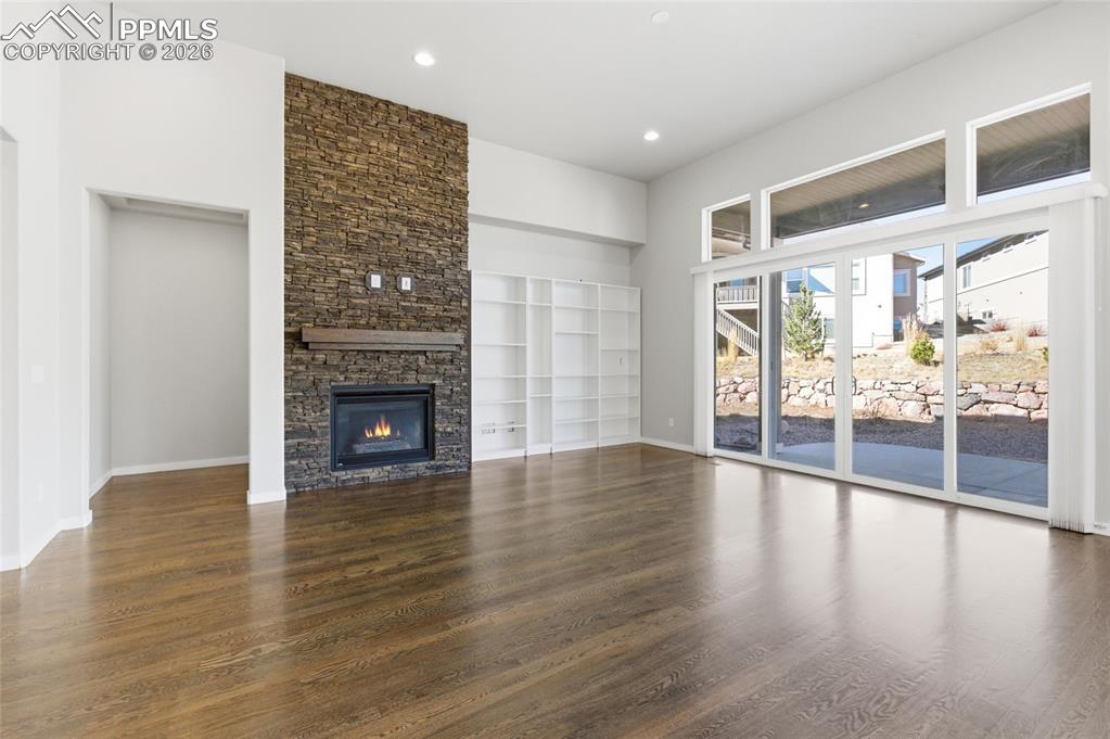 Image 6 of 50: Living Room