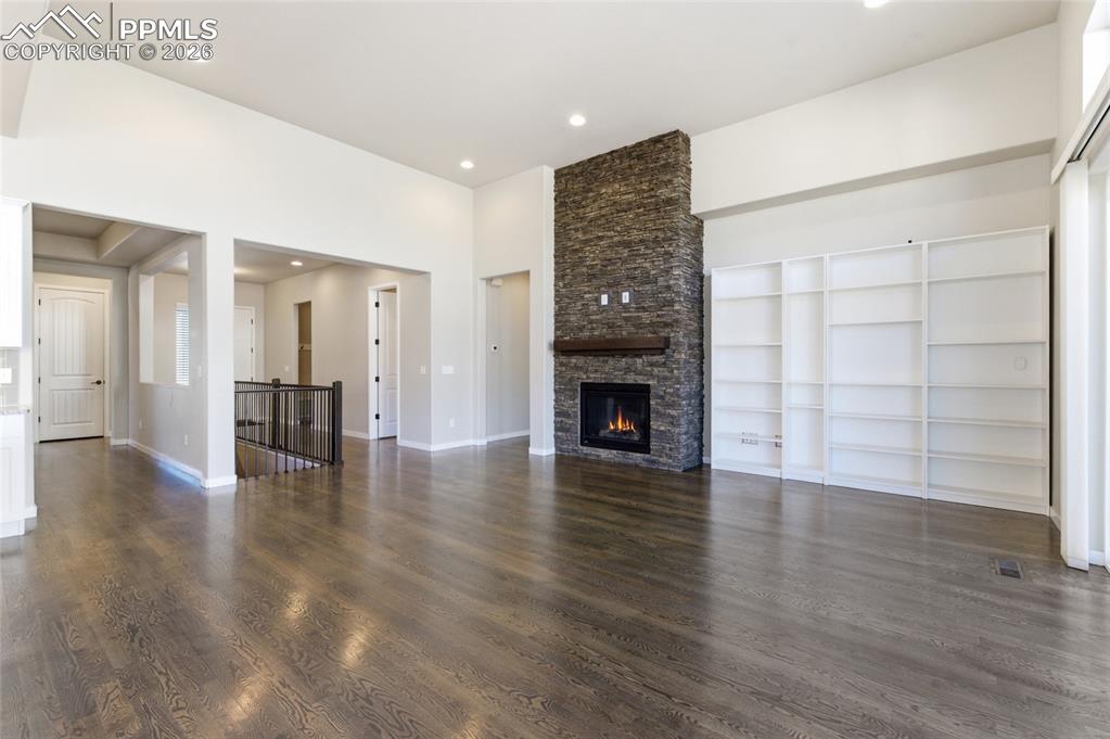 Image 7 of 50: Living Room