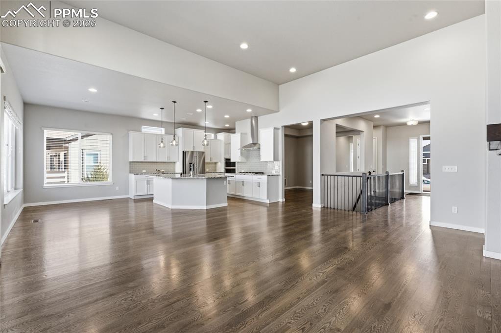 Image 8 of 50: Living Room