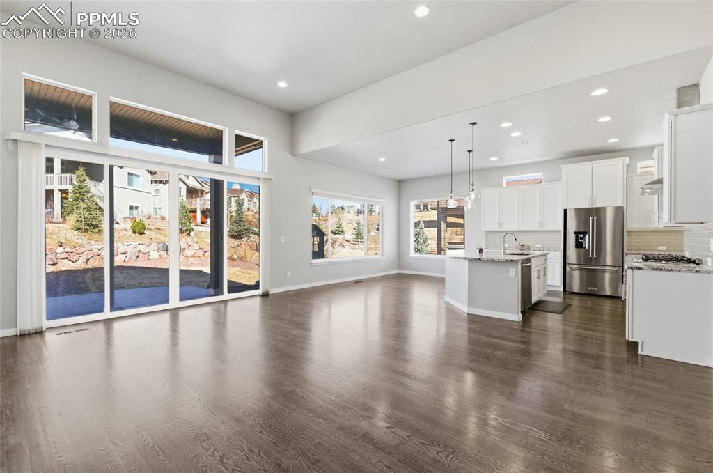 Image 9 of 50: Living Room