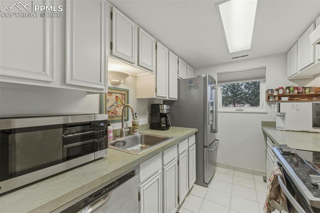 Image 11 of 27: Kitchen