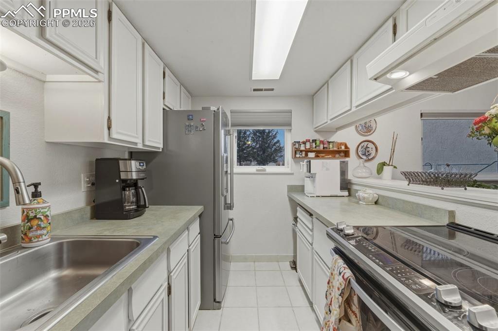 Image 13 of 27: Kitchen