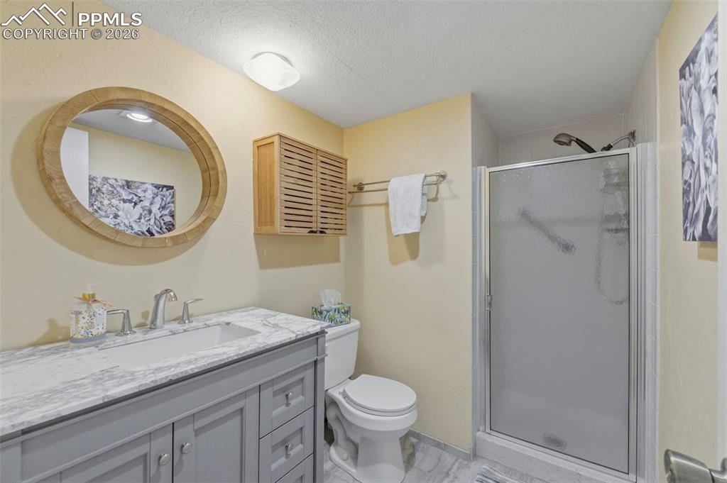 Image 15 of 27: Bathroom