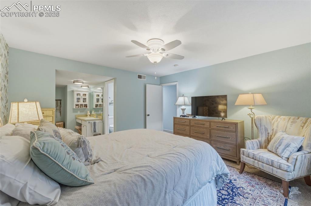 Image 18 of 27: Bedroom