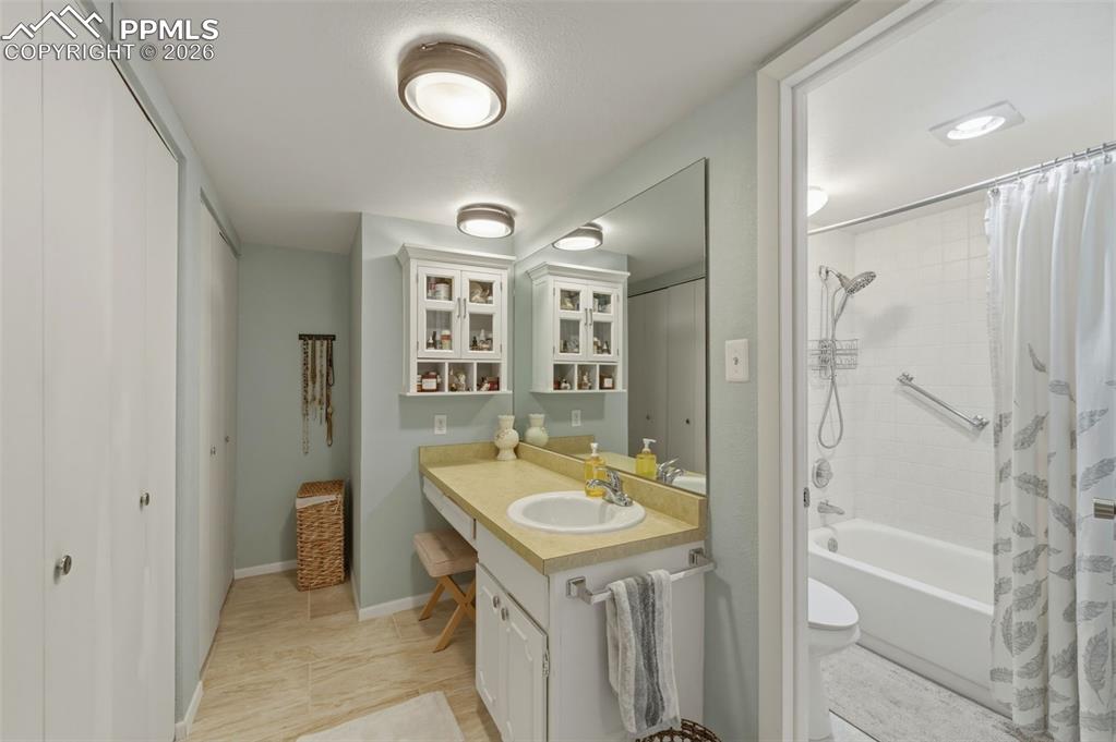 Image 19 of 27: Bathroom