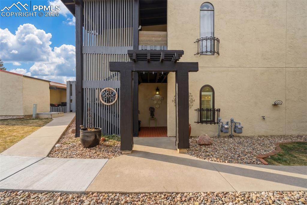 Image 2 of 27: Entry