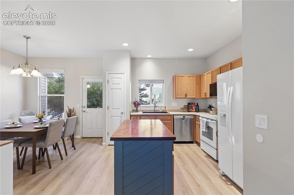 Image 13 of 26: Kitchen