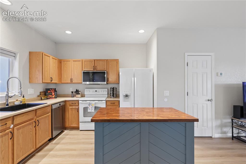 Image 14 of 26: Kitchen