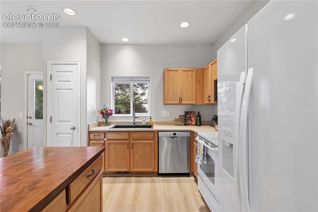Image 15 of 26: Kitchen