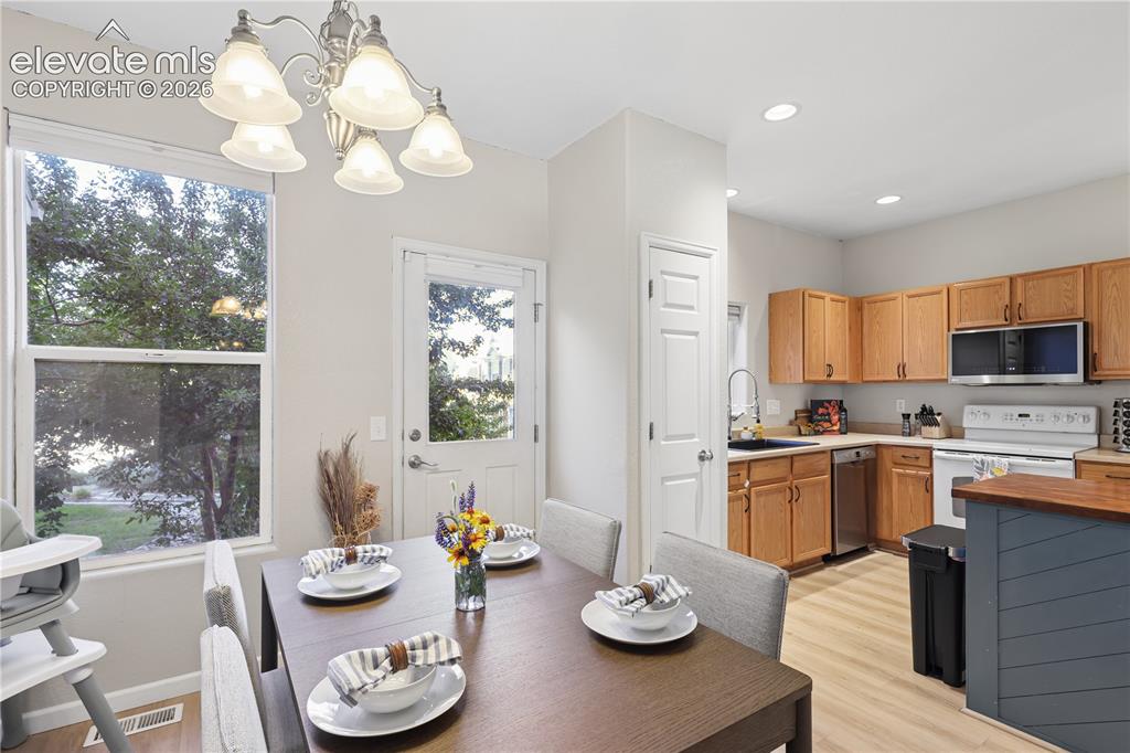 Image 5 of 26: Practical access from dining area to kitchen and island
