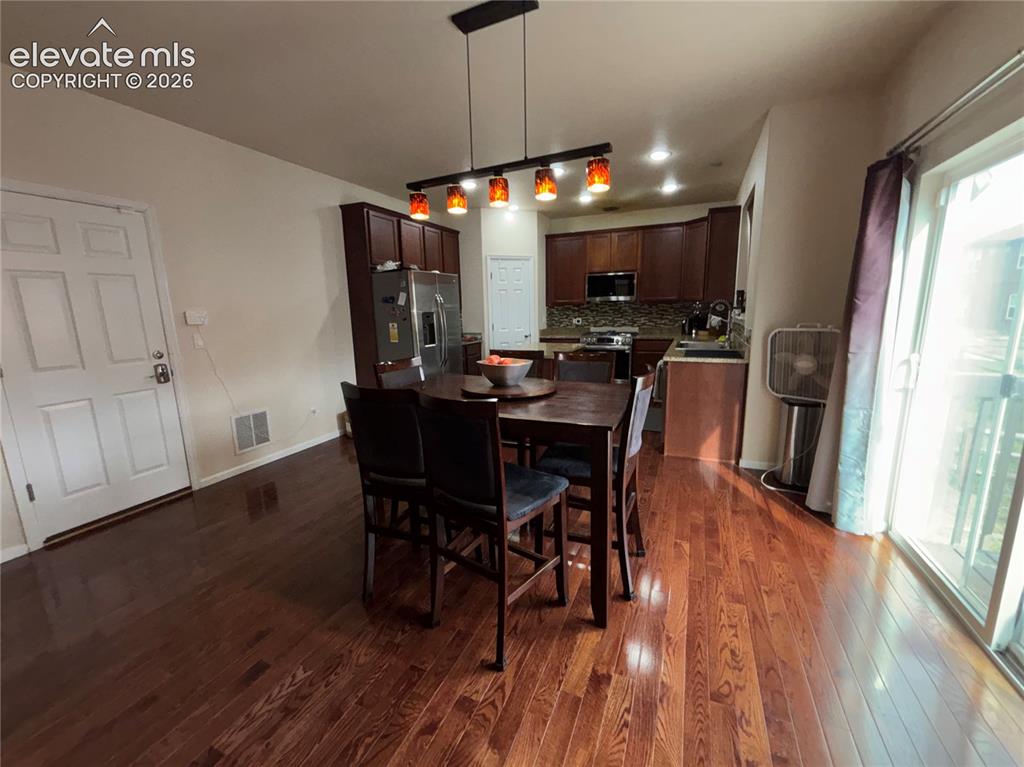 Image 13 of 42: Dining Area